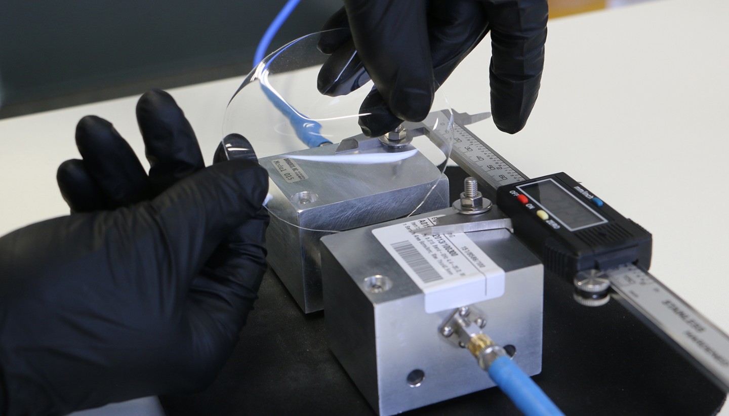 Narrow-band measurement of the loss agent of a polymer