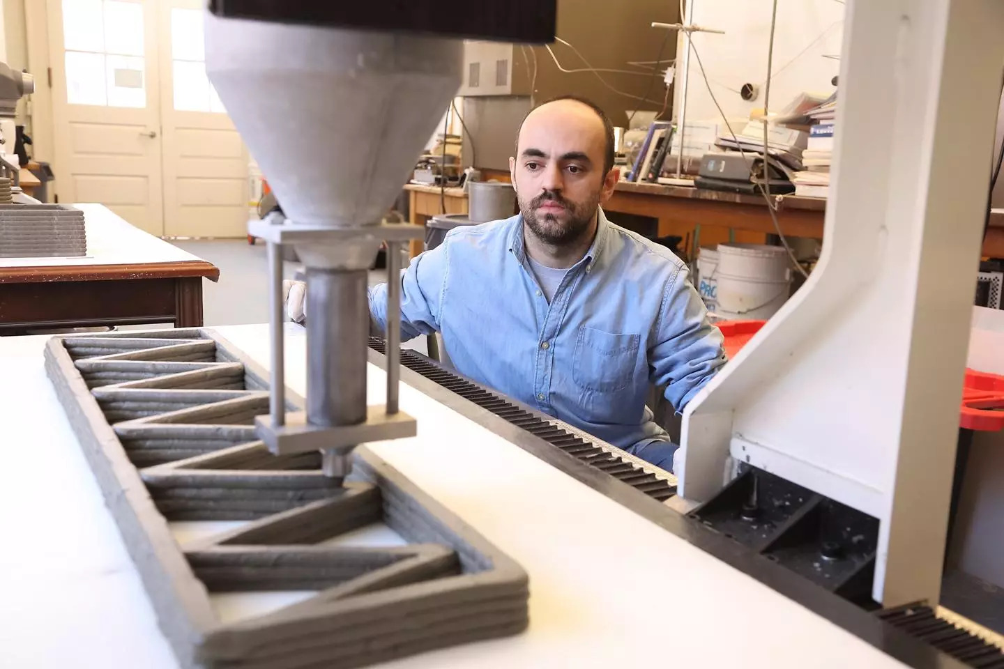 Special-made 3D printer layering concrete mixture containing cellulose nanofibrils