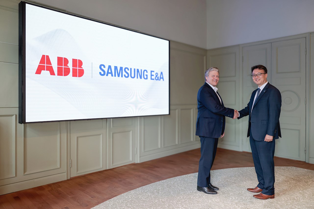 Craig McDonnell (left), ABB Robotics' Managing Director of Business Line Industries, and Bryan Lee (right), Samsung E&A's Head of Smart Automation Team, shake hands at the partnership announcement