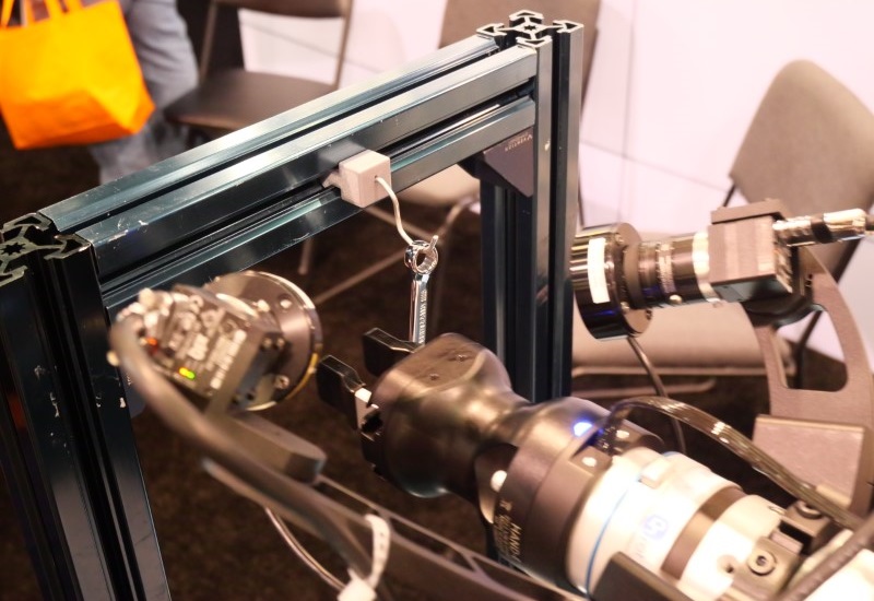 Robot positioning with Micropsi