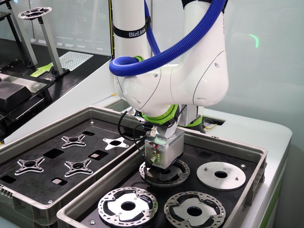 FANUC cobot picks up brake parts