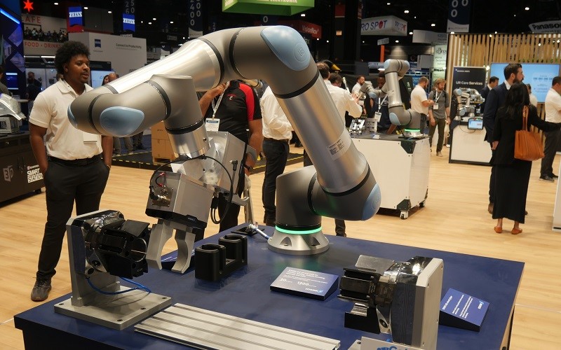 UR Equipped with AI