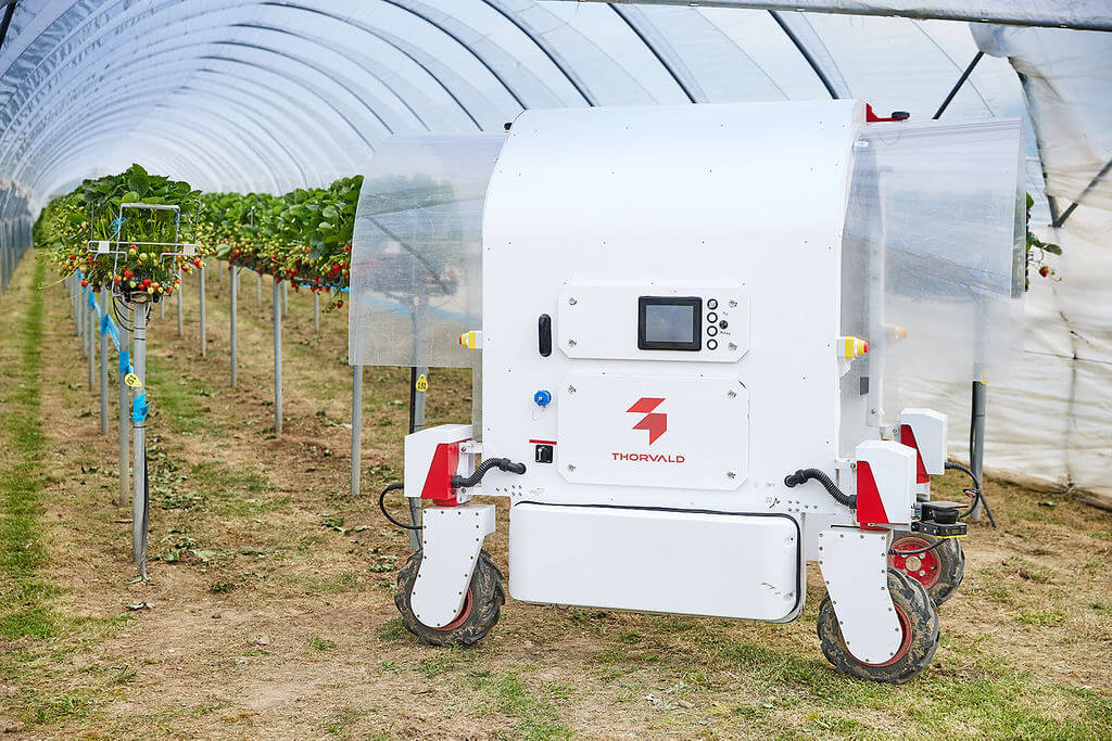 Thorvald robot capable of live data transfer through 5G to data storage in cloud