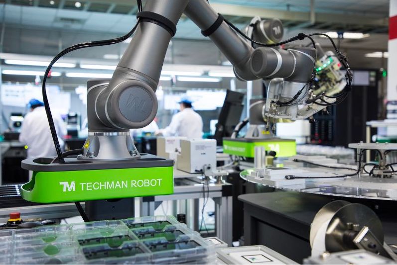 Collaborative robots assist workers in their tasks increasing efficiency