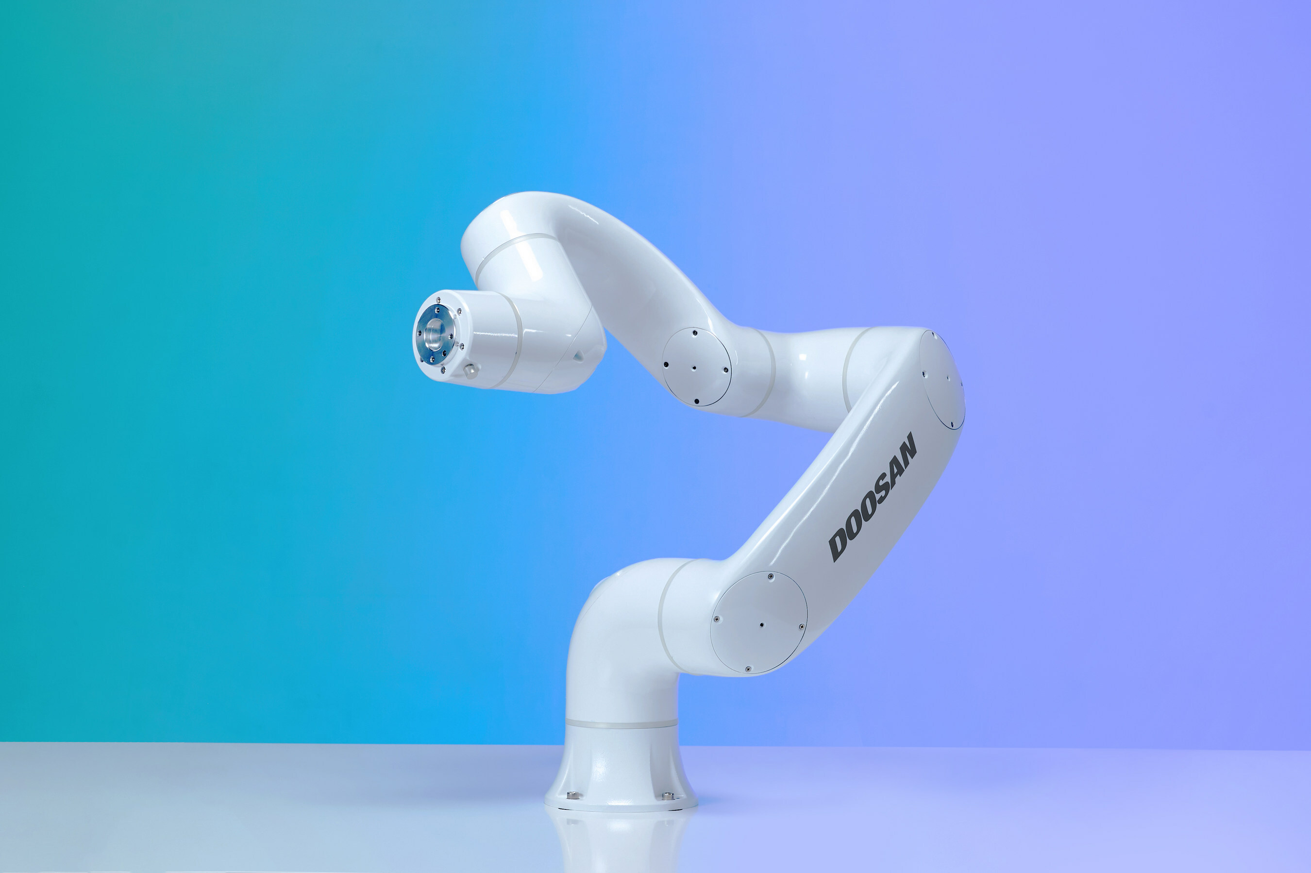 Doosan Robotics E-SERIES collaborative robots, designed for use in the food and beverage industry.