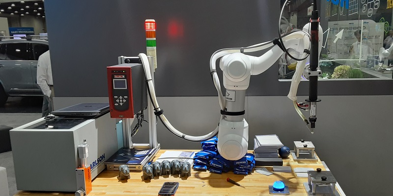 Robot screwdriving cell