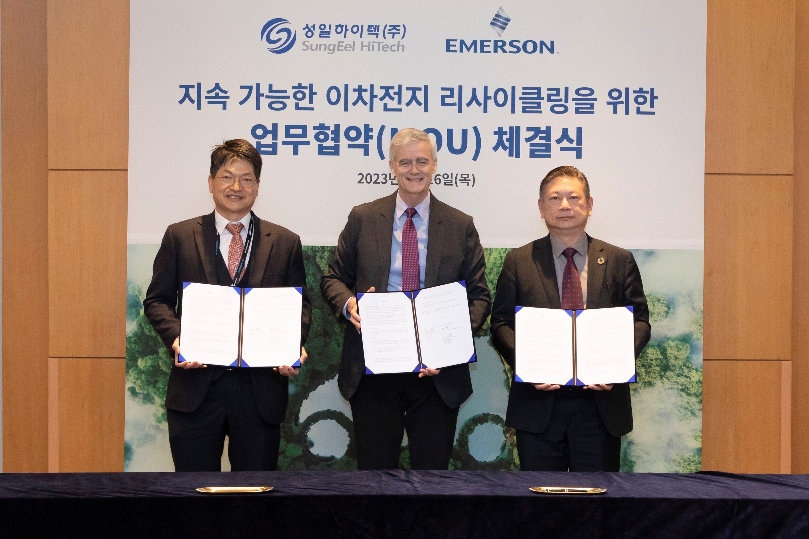 SungEel HiTech's Chief Executive Officer, Emerson's Chief Sustainability Officer, and Emerson's Vice President and General Manager of North Asia signed a memorandum of understanding at the InterBattery 2023 conference