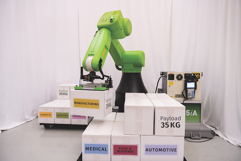 fanuc cobot being used for palletizing 