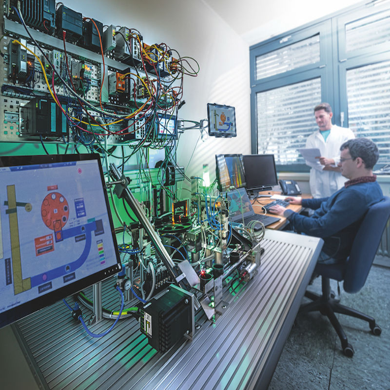 Researchers in the lab at Fraunhofer