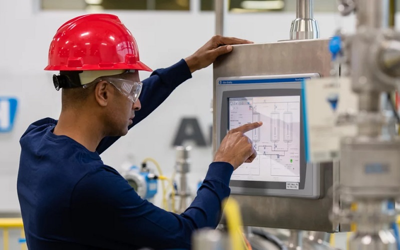 User with an HMI for control