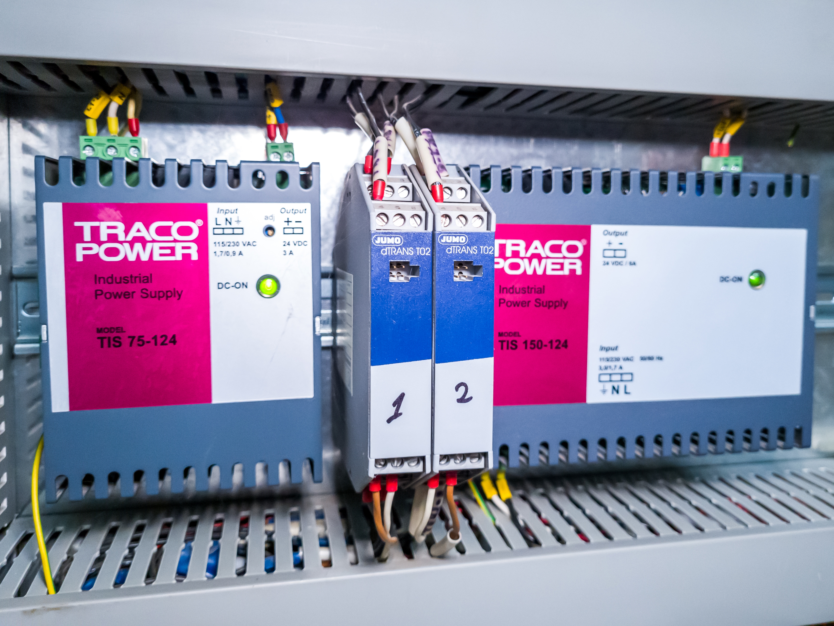 DC power supply in a cabinet with grounded input