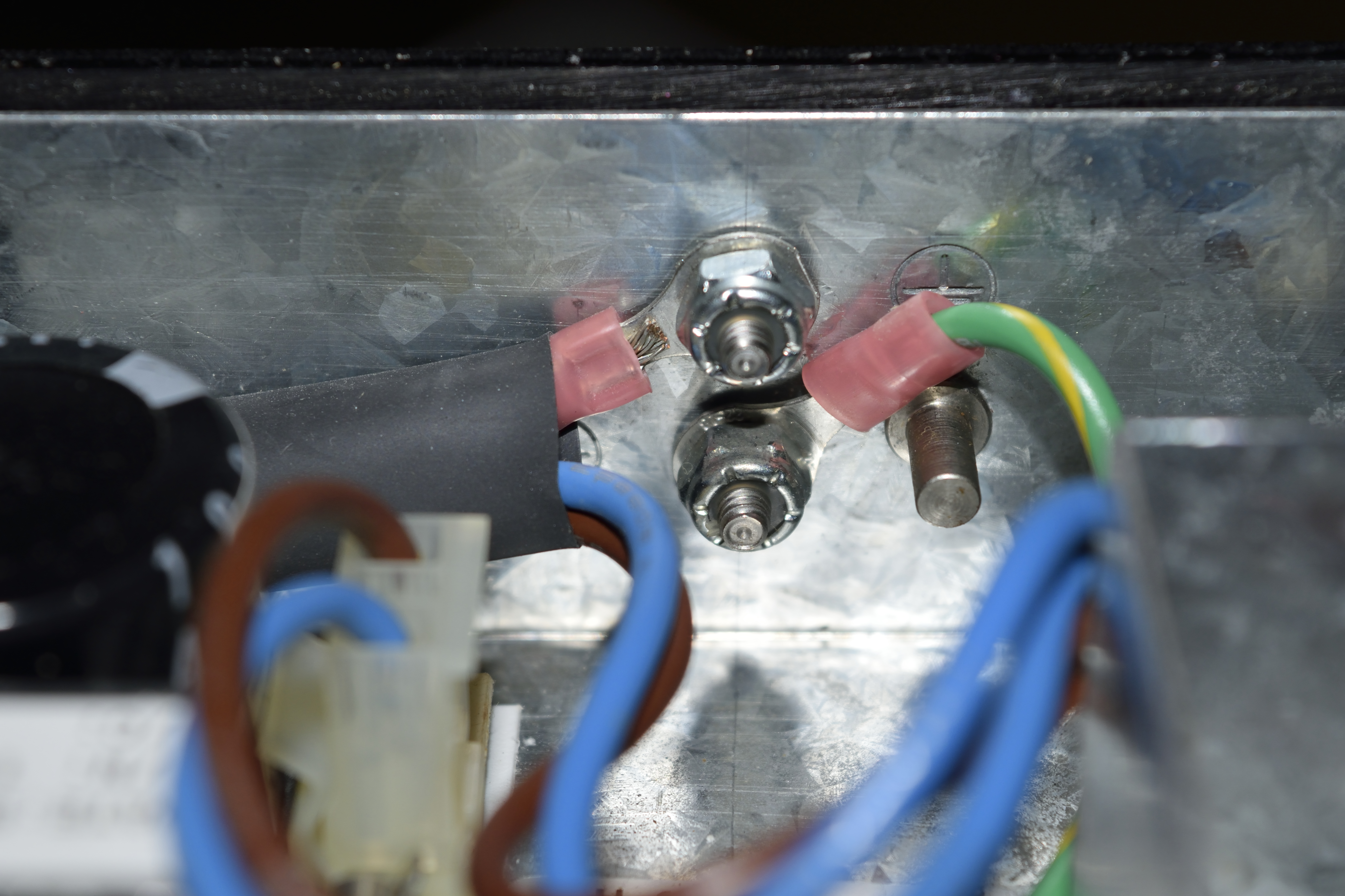 Chassis grounding connection