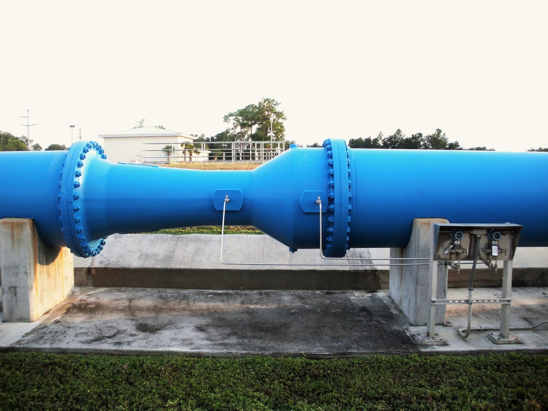 Venturi flow meter / differential pressure sensors with traditional conical shape constriction 