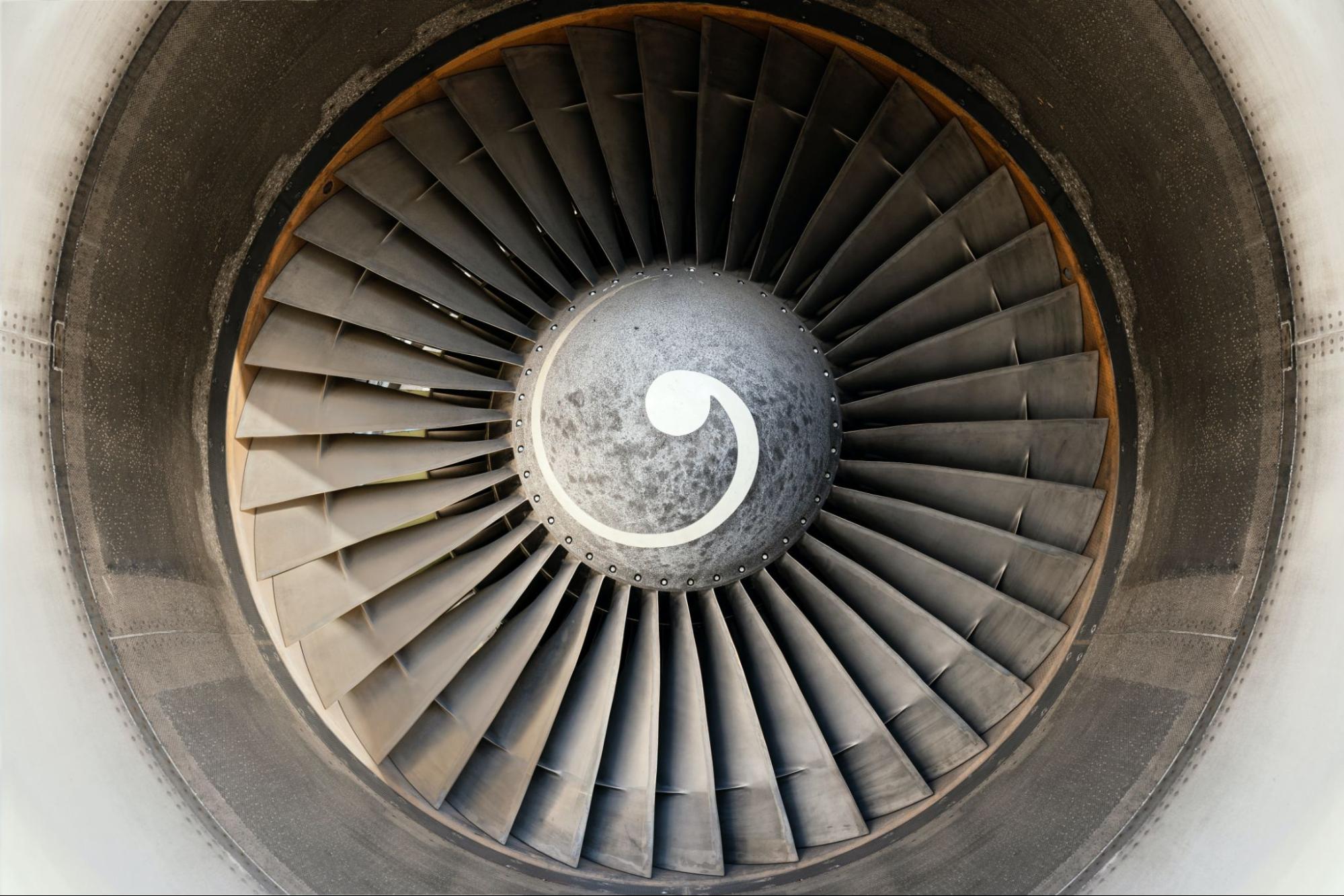 Airplane engine with angled vanes for rotation