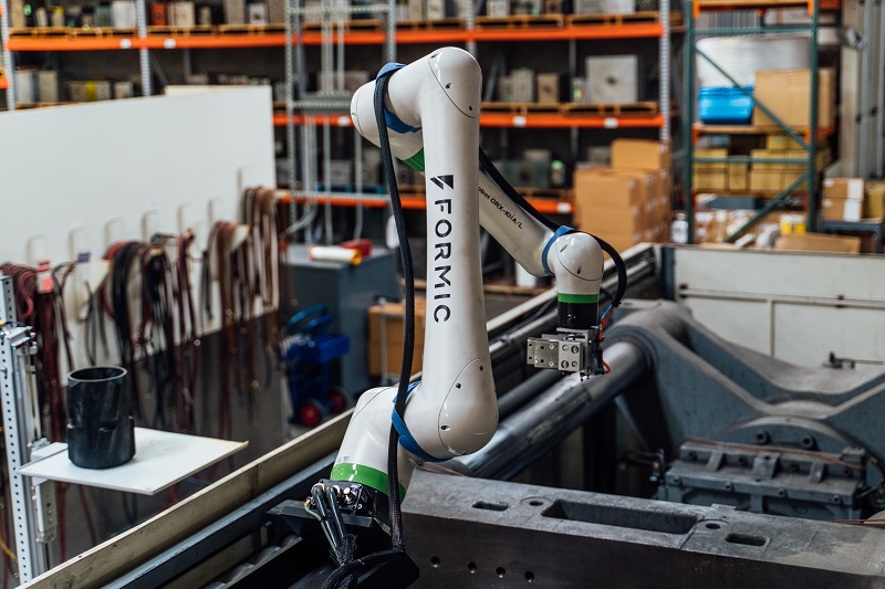 Robot in an injection molding application