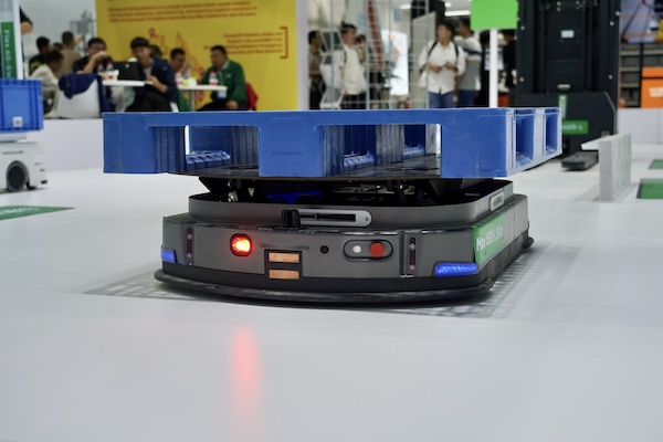 ForwardX Robotics Max 1500-L Slim Autonomous Mobile Robot now part of ForwardX Max Series AMRs