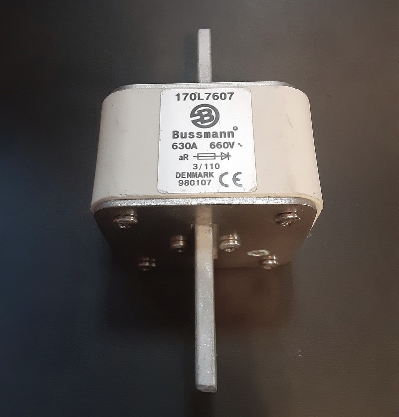 High-amp fuse with blade connectors