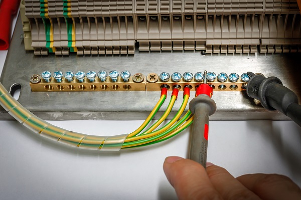 Ground bus bar in a panel