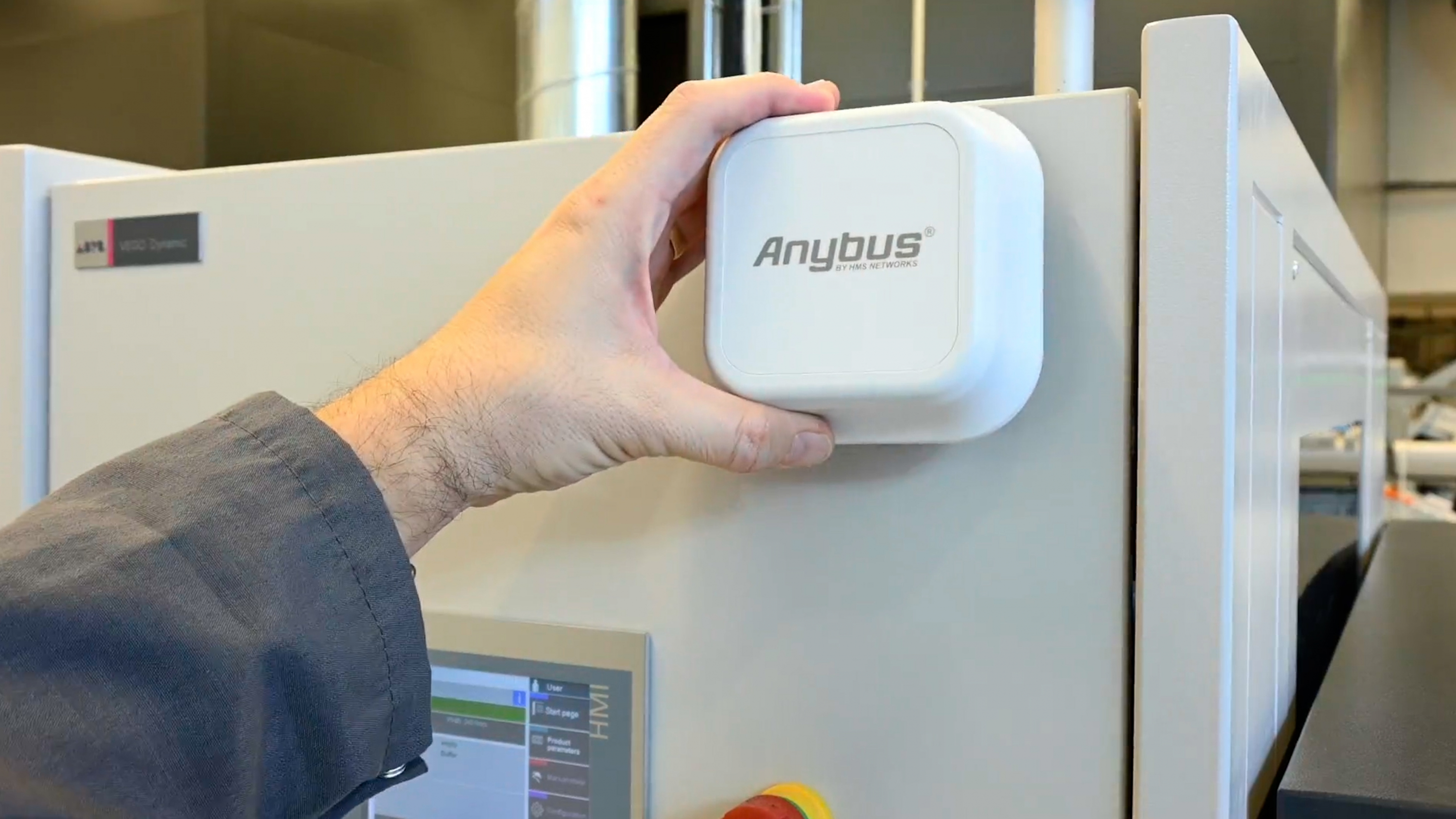 Anybus Wireless Bolt II offers stable and fast network connections throughout the plant floor. 
