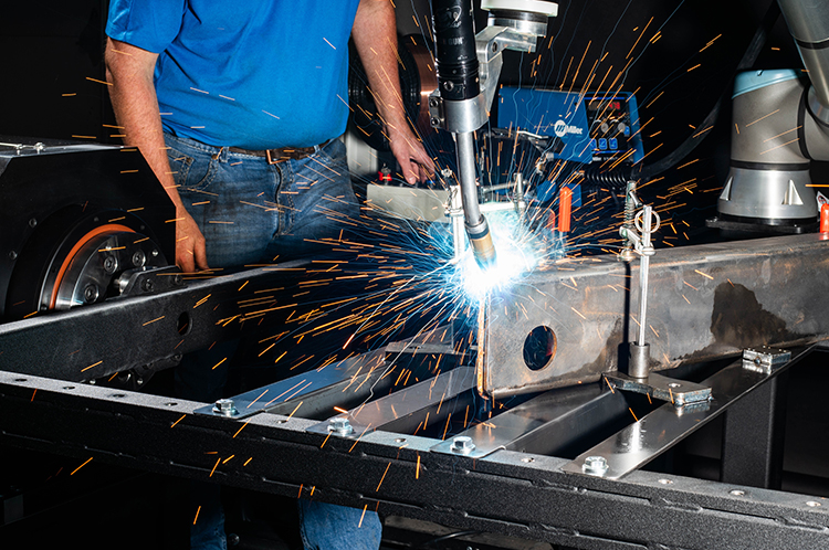 collaborative welding robot using an headstock tailstock 2 positioner