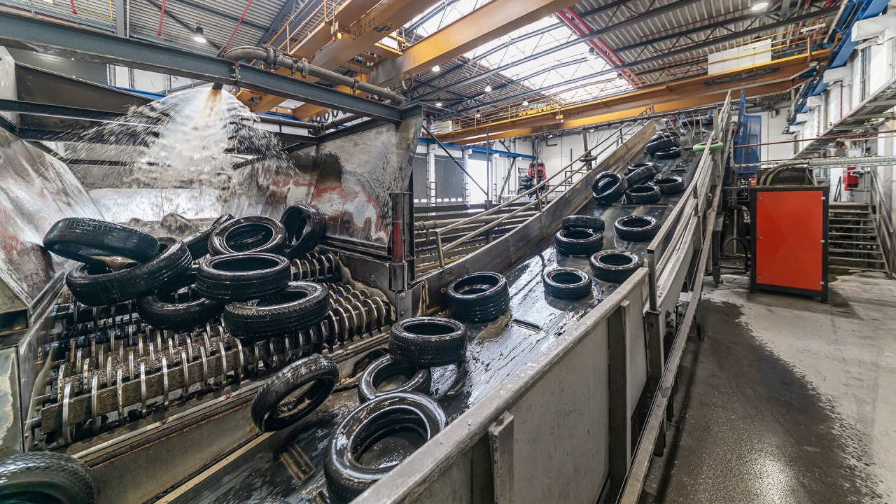 Hägglunds hydraulic motors being used to shred scrapped tires