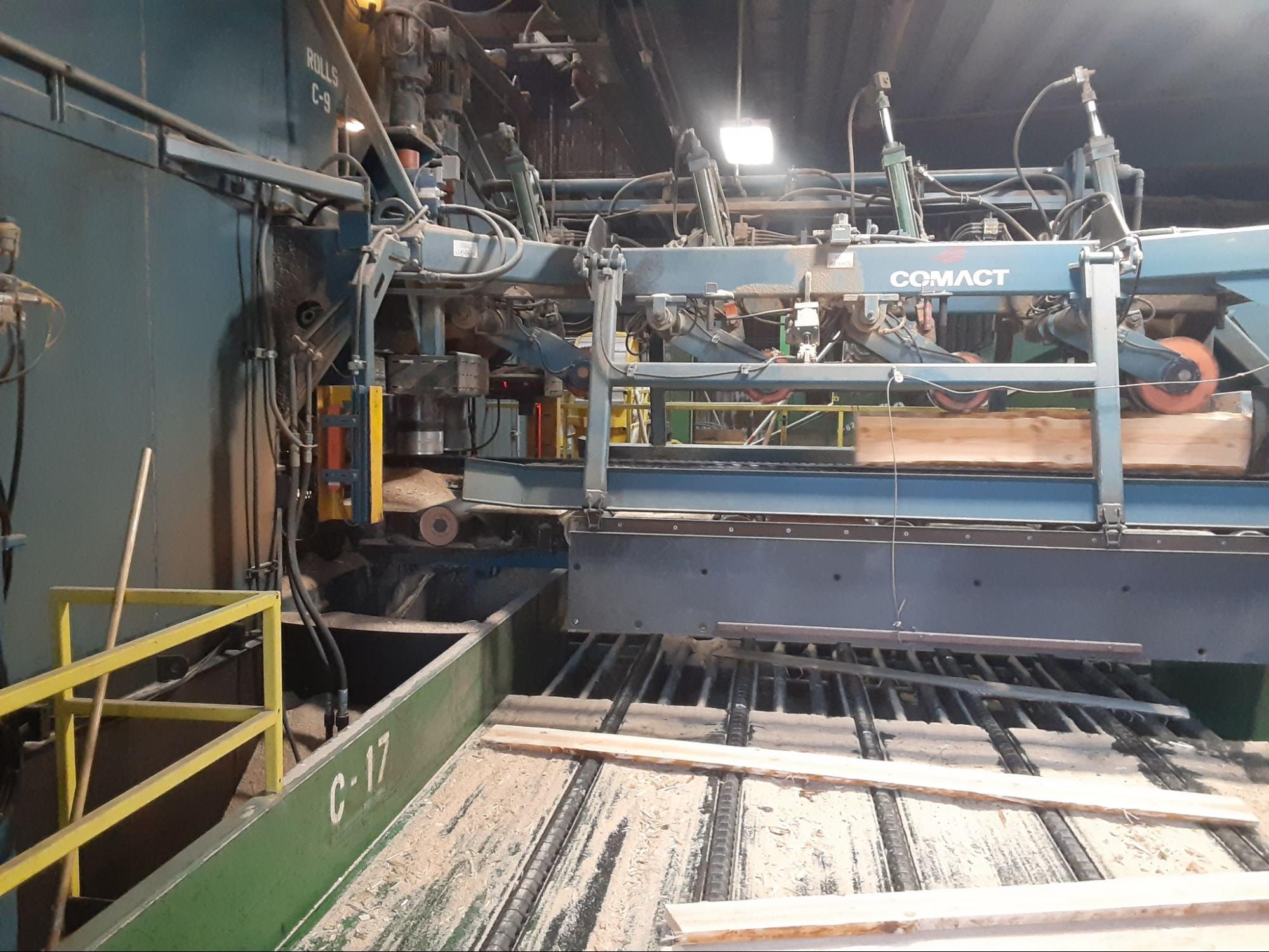 Exiting the optimizer, the log’s side slabs fall away and are sent down the line to be turned into smaller boards, while the center cant passes down the conveyor chain.