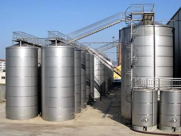 Vertical storage vessels used in the oil industry