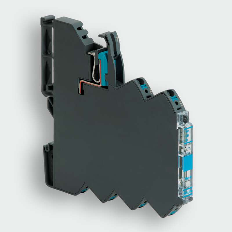 Lütze’s new IO-Link gateway is the same size as the LOCC-Box-Net modules and can connect up to 15 LOCC-Box modules