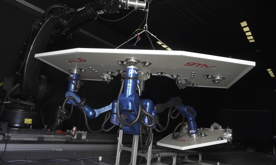 The three-armed MARM robot is capable of moving and relocating modules, using two arms for traveling and the third for carrying modules to their designated assembly points.