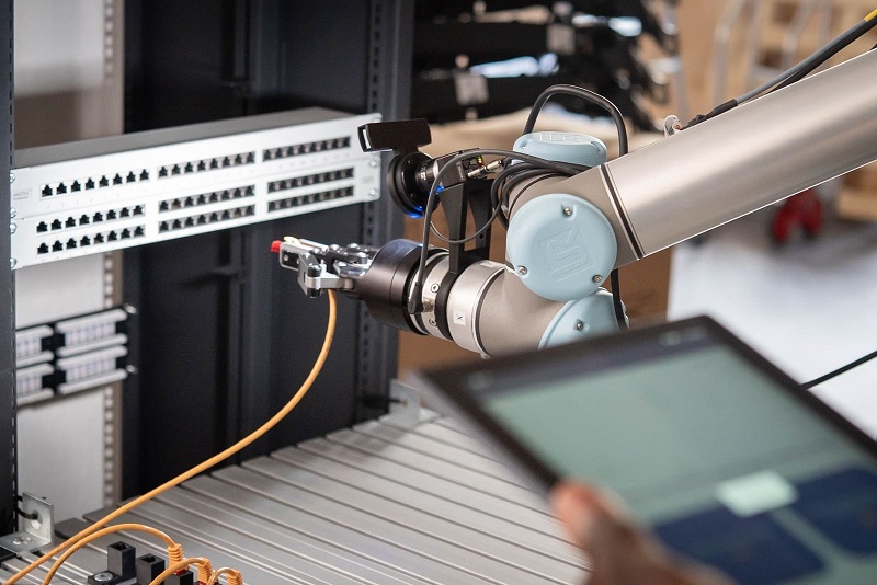 Cable assembly robot