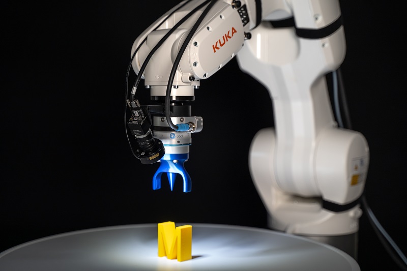 KUKA robot with MIRAI