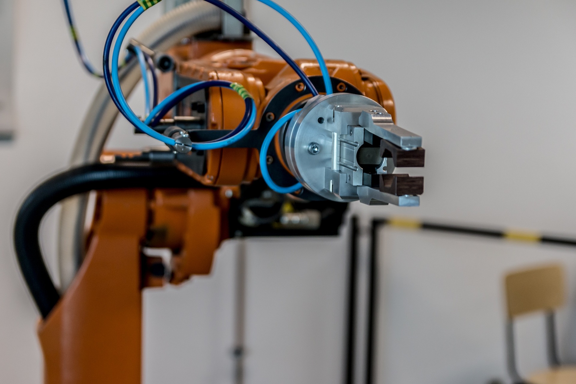 multiple motors help robotic arms achieve multi-axis movement
