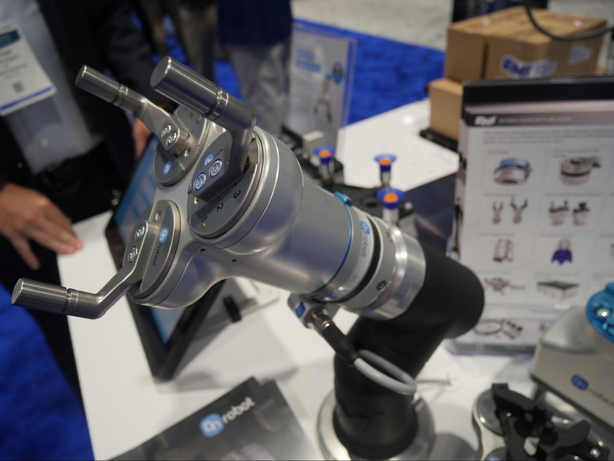 The 2FG14 parallel gripper handling a heavy-duty workpiece