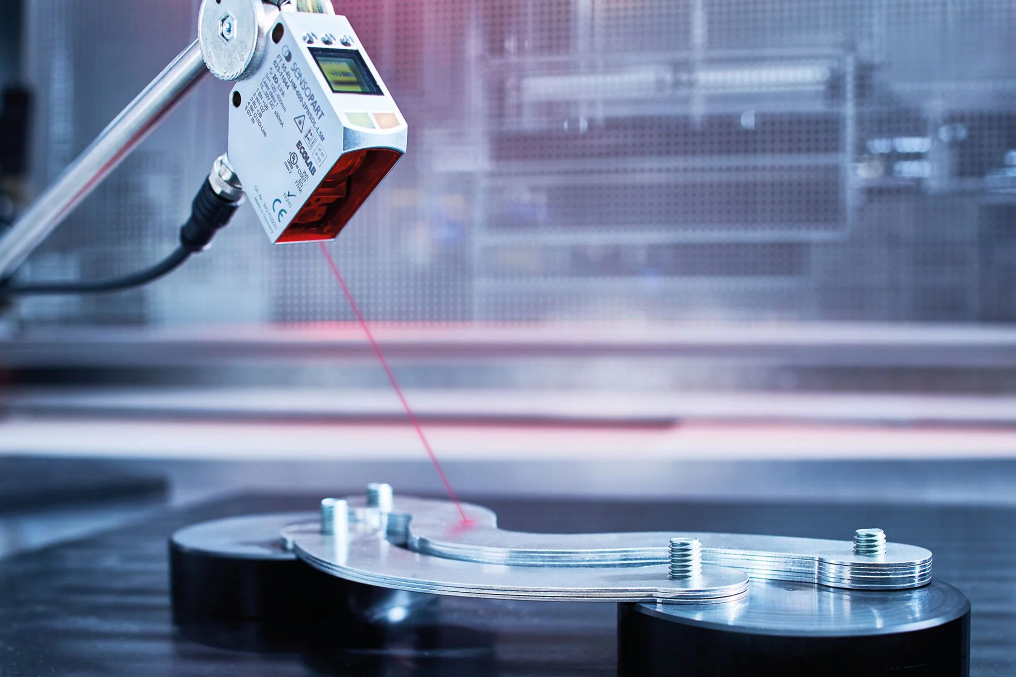 photoelectric diffuse sensor being used in small-part detection