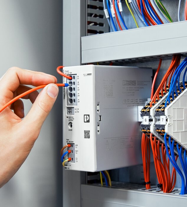 Demonstrating Push-In Connection of Phoenix Contact Trio Power Supply