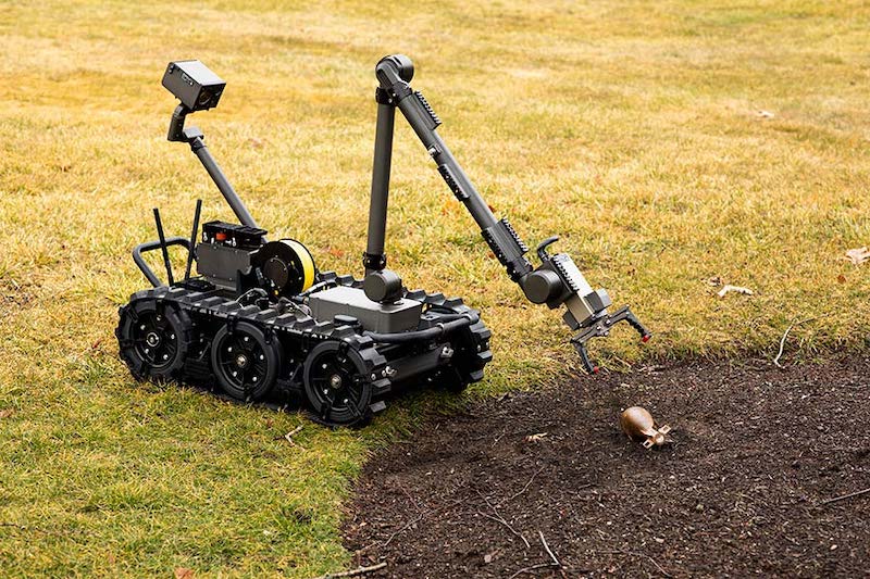 Centaur robot diffusing bombs
