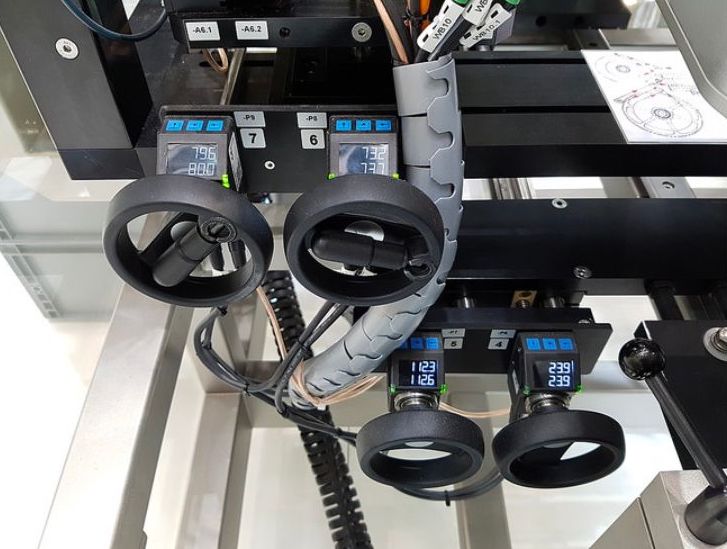 compact position sensor for easy installation