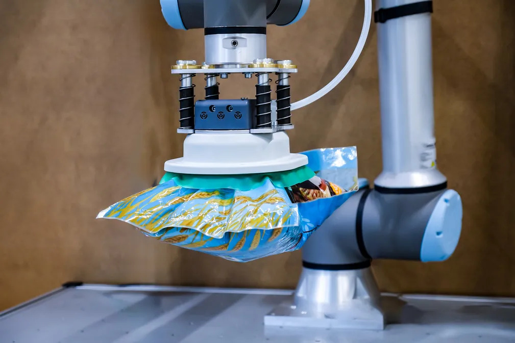 The PSSG sack gripper with an integrated vacuum in use with a collaborative robot
