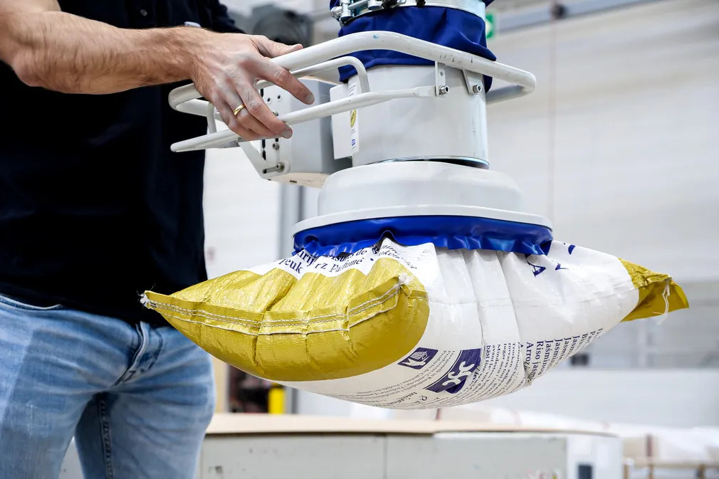 The PSSG sack gripper without an integrated vacuum in use with a Schmalz’ Jumbo vacuum tube lifter