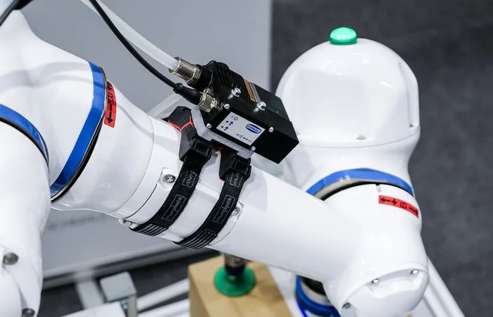 Small vacuum valve mounted on a robot arm
