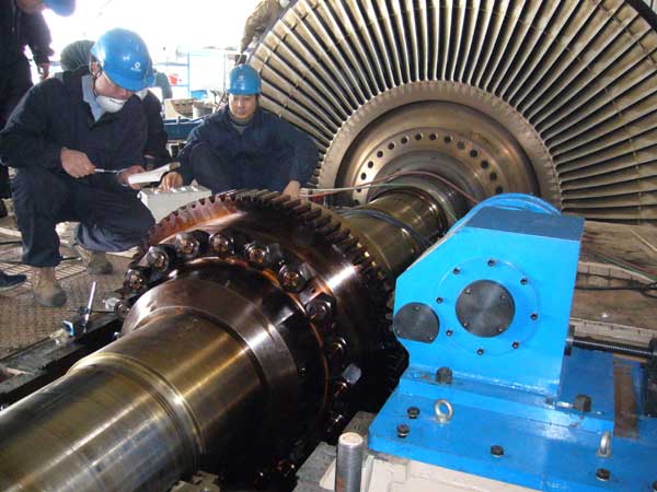 A turning gear mounted on a steam engine