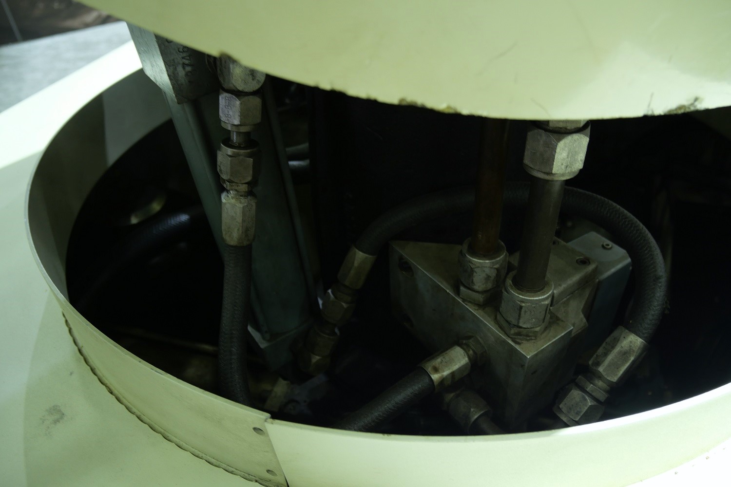 Hydraulic lines inside Unimate