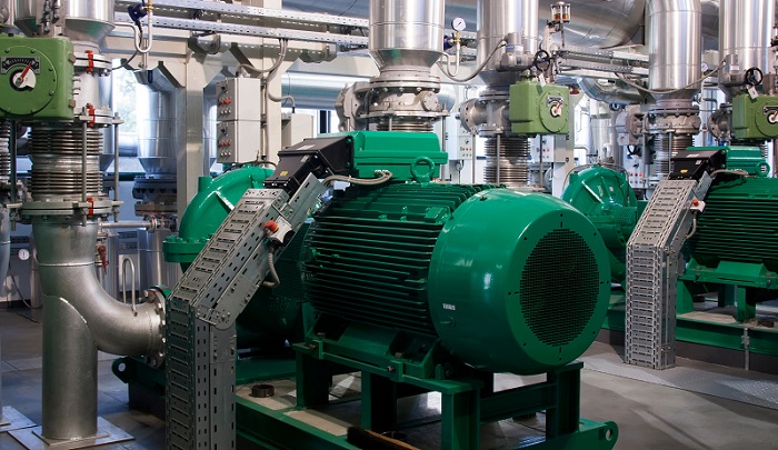Large pump motors with integrated VFDs