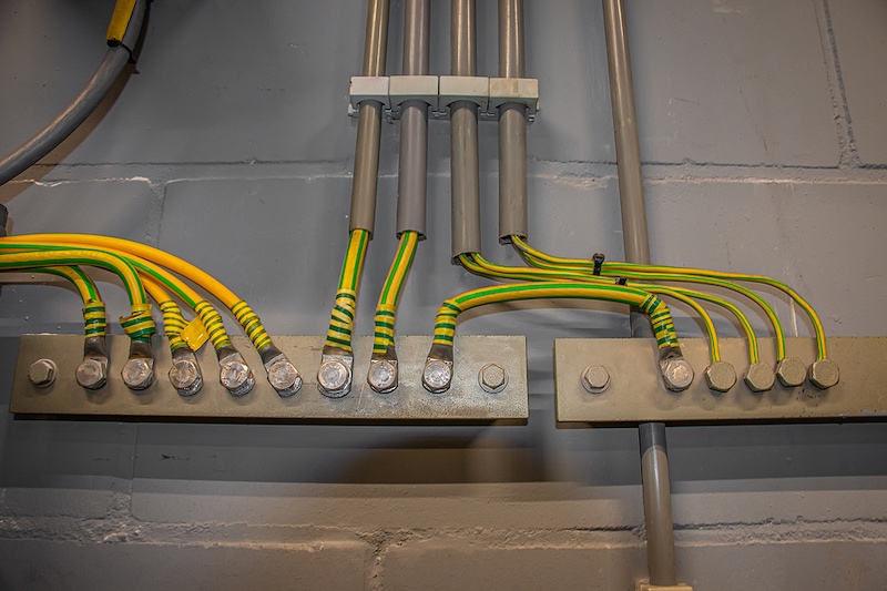 Bonded ground distribution bus in an electrical control panel