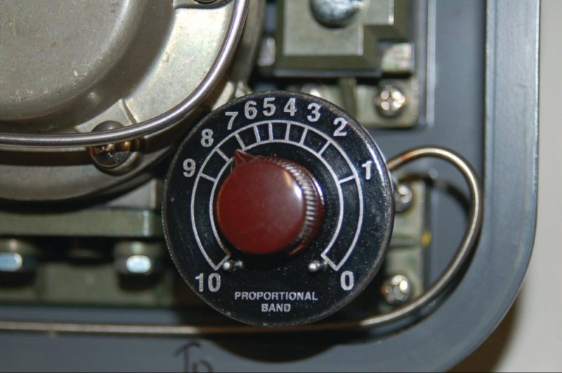gain control is effected through the use of a pressure divider valve 