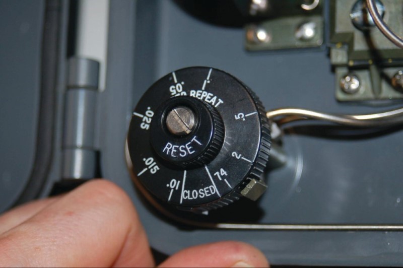 gain control is effected through the use of a pressure divider valve 
