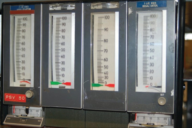 four Foxboro model 130 pneumatic controllers