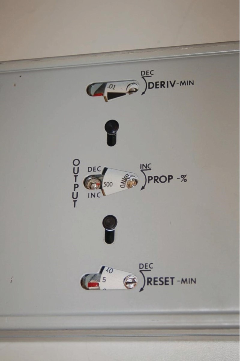 the P, I, and D settings adjustable on the left side panel with a screwdriver