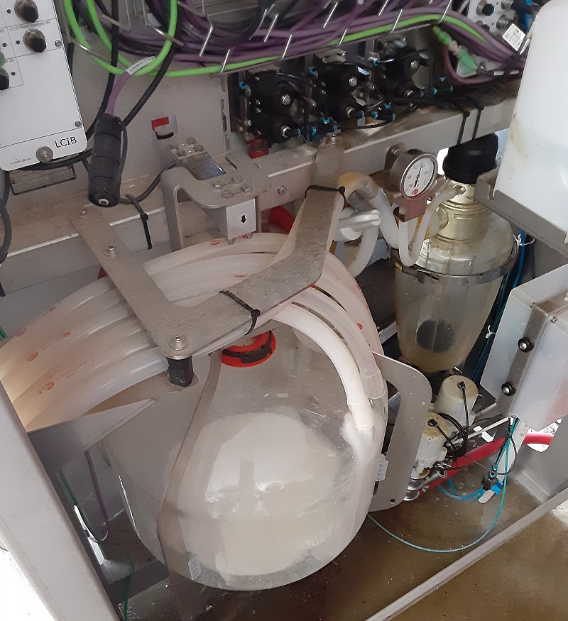 clean milk storage tank cleaned between sessions