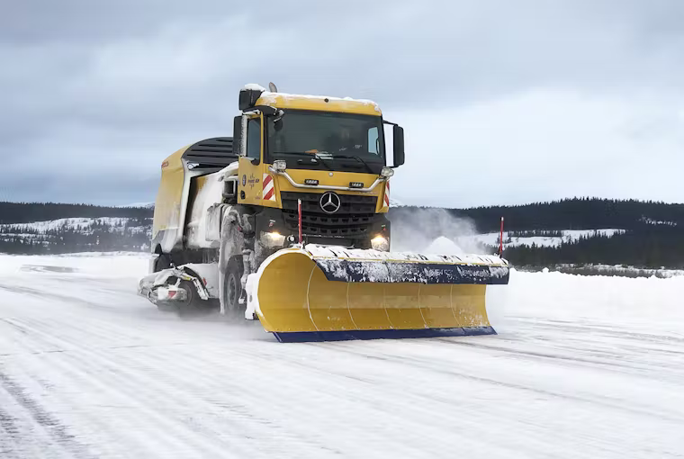 snow removal / RSC 250 runway sweeper